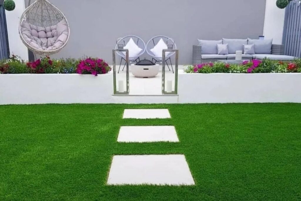 Terraza con césped artificial, losas y muebles de exterior en Canarias